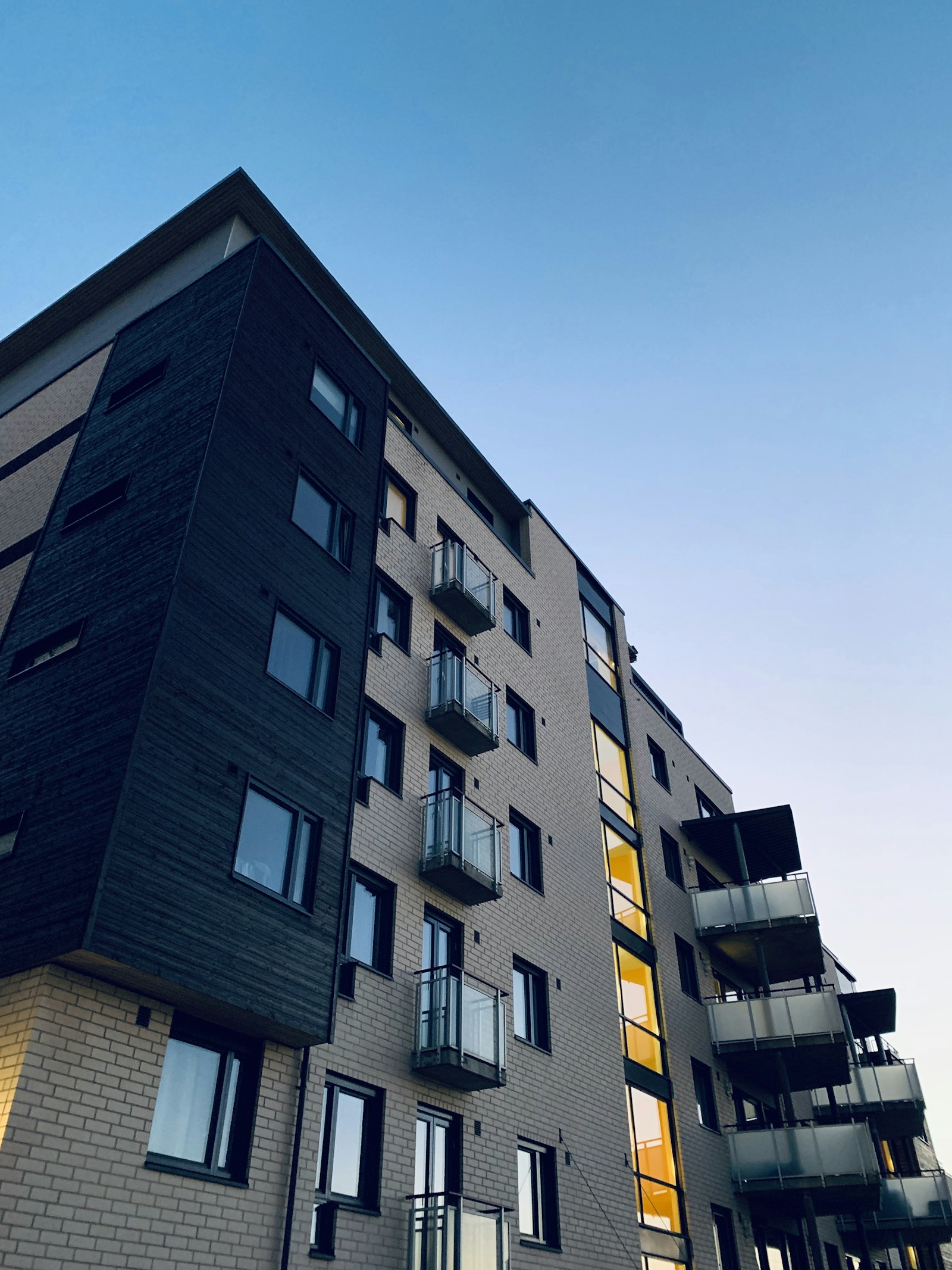 Modern bostadsfastighet med grönska
